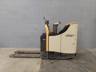 Stand-on pallet truck Crown WT3040