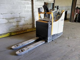 Stand-on pallet truck Crown WT3040