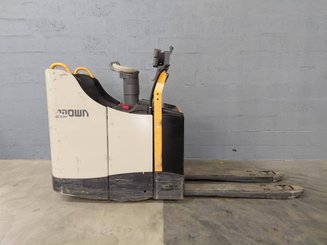 Stand-on pallet truck Crown WT3040