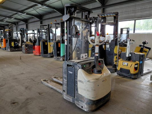 Pedestrian pallet stacker Crown ESI4000-12 - 1
