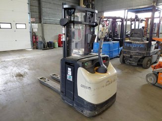 Pedestrian pallet stacker Crown ESI4000-12