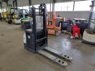 Pedestrian pallet stacker Crown ESI4000-12