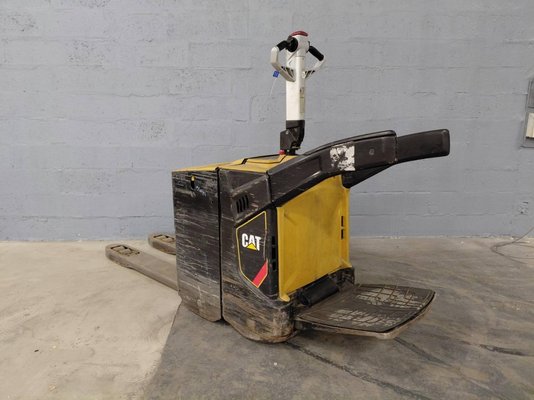 Stand-on pallet truck Caterpillar NPV20N2 - 1