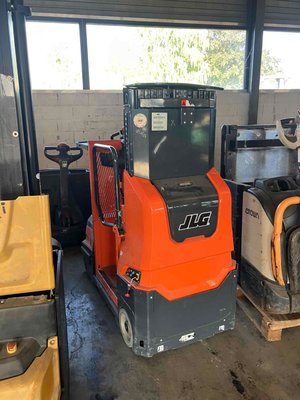 Vertical lift platform JLG DSP-M - 1