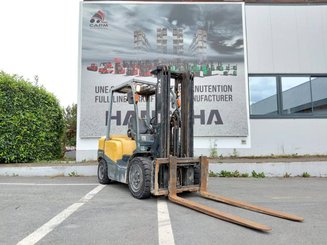 Four wheel front forklift TCM FD30T3