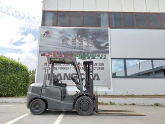 Four wheel front forklift TCM FD30T3