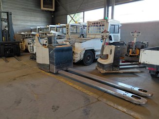 Stand-on pallet truck Crown WT3040