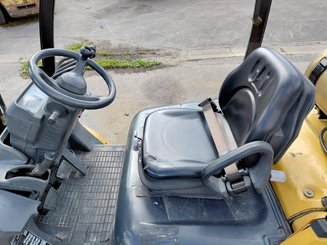 Four wheel front forklift Caterpillar GP25N