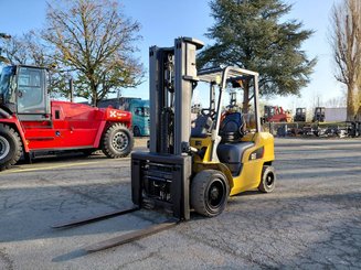 Four wheel front forklift Caterpillar GP30NTD
