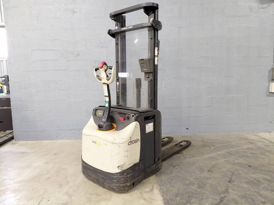 Pedestrian pallet stacker Crown ESI4000-12 - 1