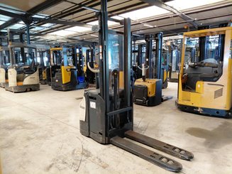 Pedestrian pallet stacker Crown ESI4000-12