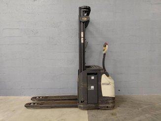 Pedestrian pallet stacker Crown ESI4000-12 - 5