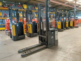 Pedestrian pallet stacker Crown ESI4000-12