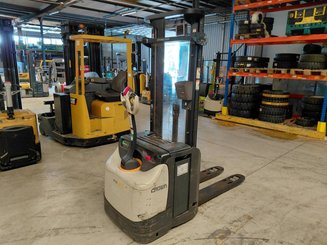 Pedestrian pallet stacker Crown ESI4000-12