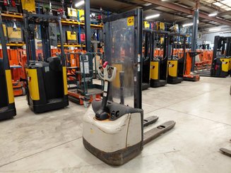 Pedestrian pallet stacker Crown WF3000 10