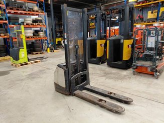 Pedestrian pallet stacker Crown WF3000 10