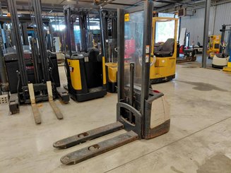 Pedestrian pallet stacker Crown WF3000 10