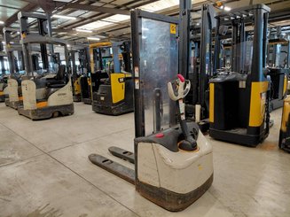 Pedestrian pallet stacker Crown WF3000 10