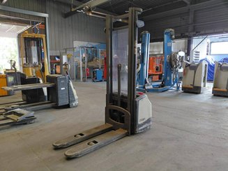 Pedestrian pallet stacker Crown WF3000 1.2