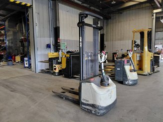 Pedestrian pallet stacker Crown WF3000 1.2