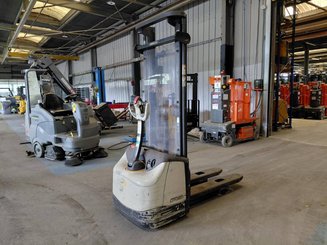 Pedestrian pallet stacker Crown WF3000 1.2