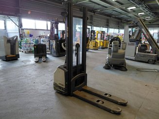 Pedestrian pallet stacker Crown WF3000 1.2