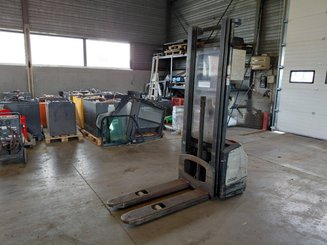 Pedestrian pallet stacker Crown WF3000 1.2