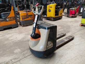 Pedestrian pallet truck Crown WP3020-2.0