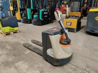 Pedestrian pallet truck Crown WP3020-2.0
