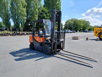 Four wheel front forklift Doosan D30GP - 1
