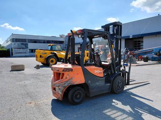 Four wheel front forklift Doosan D30GP - 2