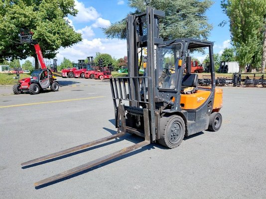 Four wheel front forklift Doosan D30GP - 1
