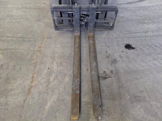 Four wheel front forklift Yale GDP25VX