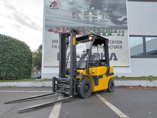 Four wheel front forklift Yale GDP25VX - 1
